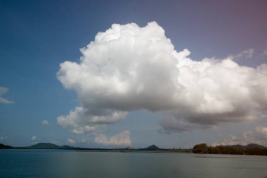 Gökyüzü mavi Güneşli bir günde güzel bulutlarla.