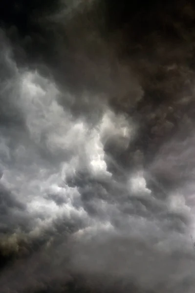 暴风雨天气里的天空 乌云密布 — 图库照片
