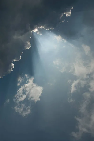 องฟ าพระอาท ตกในว แดดจ าแสงสว างและเมฆท สวยงาม — ภาพถ่ายสต็อก