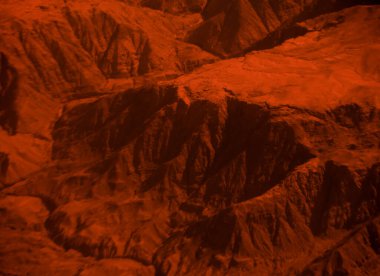 Uçaktaki çöl fotoğrafı. Yukarıdan bak. Uzaylı manzaralı durum planı.