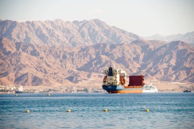 Eilat 'taki manzara fotoğrafı. Gemi, dağ ve körfez manzarası. 