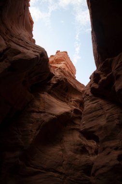 Kızıl Kanyon, İsrail - Aralık 2019. Öğleden sonra Eilat yakınlarındaki çöl manzarasında kayalar vardı..
