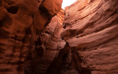 Kızıl Kanyon, İsrail - Aralık 2019. Öğleden sonra Eilat yakınlarındaki çöl manzarasında kayalar vardı..