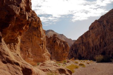 Kızıl Kanyon, İsrail - Aralık 2019. Öğleden sonra Eilat yakınlarındaki çöl manzarasında kayalar vardı..