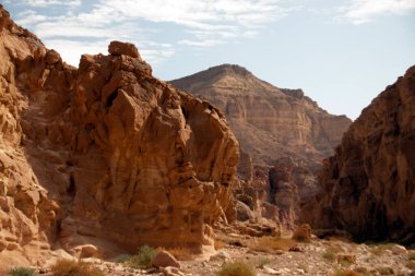 Kızıl Kanyon, İsrail - Aralık 2019. Öğleden sonra Eilat yakınlarındaki çöl manzarasında kayalar vardı..