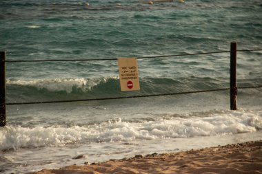 İsrail, Eilat plajında yazılı plaka fotoğrafı..