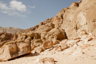 Timna Parkı, İsrail - Aralık 2019. Öğleden sonra güneşli bir günde Eilat yakınlarındaki çöl manzarası kayayla kaplı..
