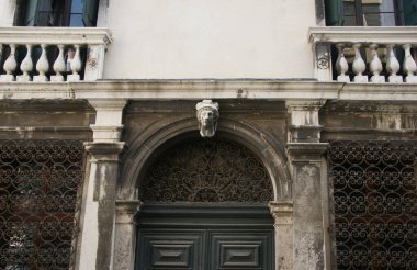 St. Mark Katedrali 'nin mermer cephesinde mozaikler, Venedik' te güneşli yaz günlerinde heykeller.