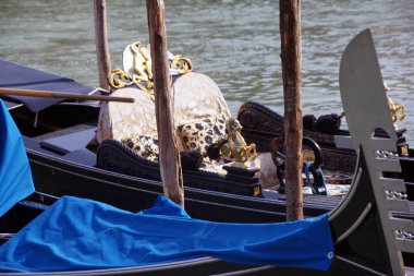 St. Mark Katedrali 'nin mermer cephesinde mozaikler, Venedik' te güneşli yaz günlerinde heykeller.