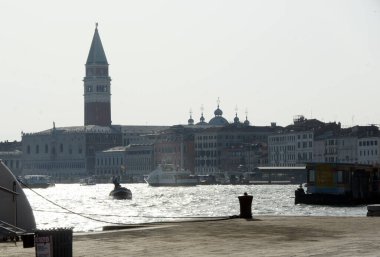 Fotoğraf Venedik 'teki Castello bölgesinden. St. Mark 's campanili panoramik manzara  .