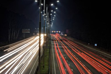 Speed Rating - ışık otoyol otoyol üzerinde gece, uzun pozlama kentsel arka plan rotaları