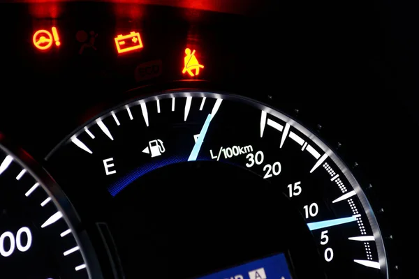 Indicatore di carburante di un'auto — Foto Stock