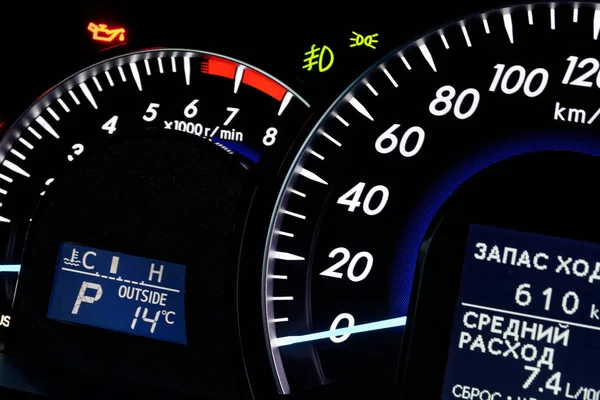 车速表和转速表上的一辆汽车的仪表板 — 图库照片