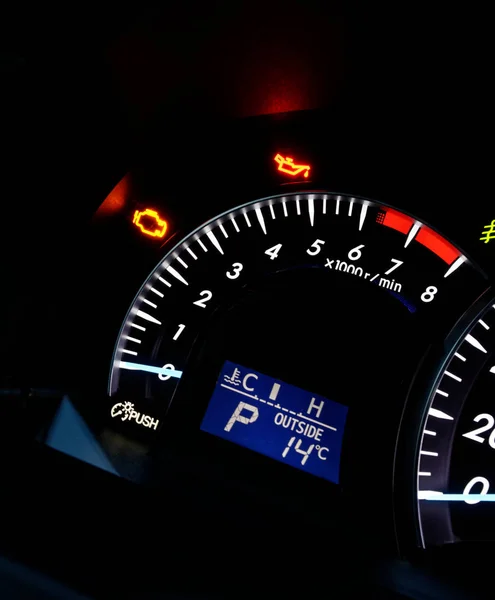 Closeup foto do tacômetro carro moderno no fundo preto, estado da noite — Fotografia de Stock