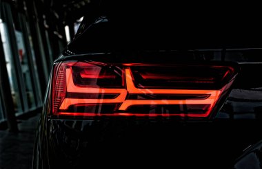 bir arabanın arka ışık