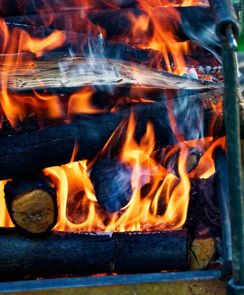 Madera ardiendo en la chimenea primer plano. Inicio Hoguera naranja cálida con trozos de madera — Foto de Stock