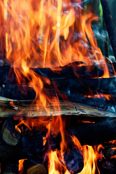 Madera ardiendo en la chimenea primer plano. Inicio Hoguera naranja cálida con trozos de madera — Foto de Stock