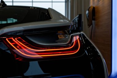 Bir arabanın arka lambasındaki detay..