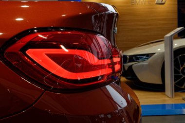 Bir arabanın arka lambasındaki detay..