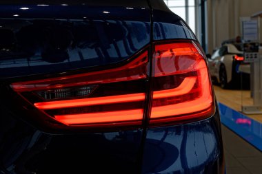 Bir arabanın arka lambasındaki detay..