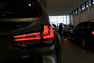 Bir arabanın arka lambasındaki detay..