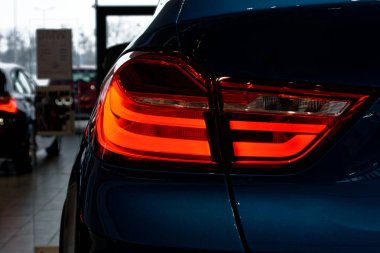 Bir arabanın arka lambasındaki detay..