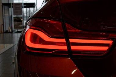 Bir arabanın arka lambasındaki detay..