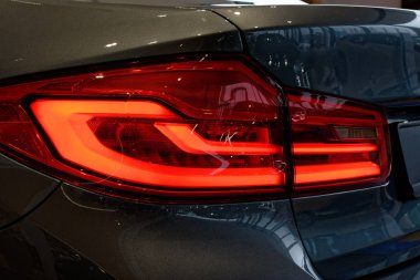 Bir arabanın arka lambasındaki detay..