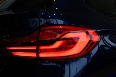 Bir arabanın arka lambasındaki detay..