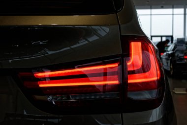 Bir arabanın arka lambasındaki detay..