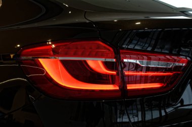 Bir arabanın arka lambasındaki detay..