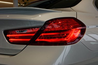 Bir arabanın arka lambasındaki detay..