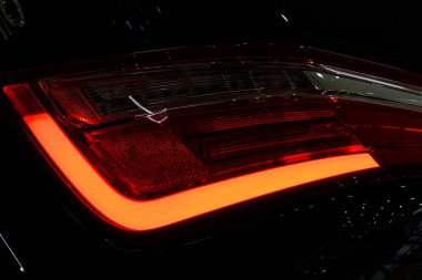 Bir arabanın arka lambasındaki detay..