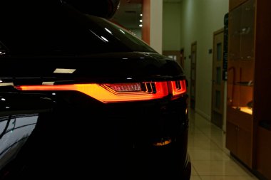 Bir arabanın arka lambasındaki detay..