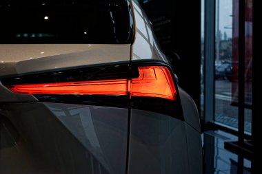 Bir arabanın arka lambasındaki detay..