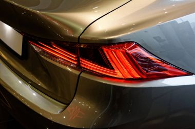 Bir arabanın arka lambasındaki detay..