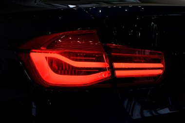 Bir arabanın arka lambasındaki detay..