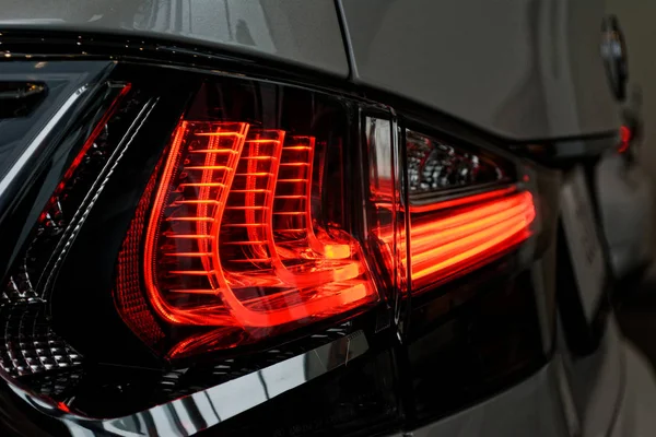 Detalle en la luz trasera de un coche . — Foto de Stock