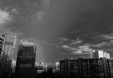 Arka plan bir gök gürültüsü fırtına öncesi karanlık bulutlar. Tek renkli.