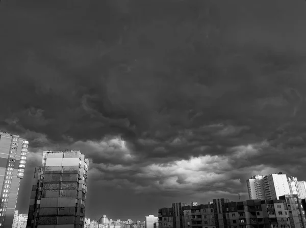 Background of dark clouds before a thunder-storm. Monochrome. — Stock Photo, Image