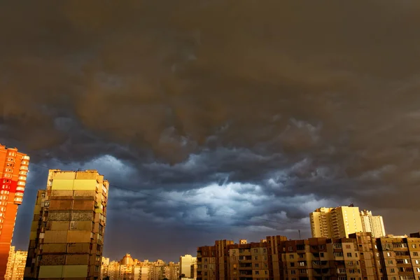 Fundo de nuvens escuras antes de uma tempestade de trovão. Fotos De Bancos De Imagens