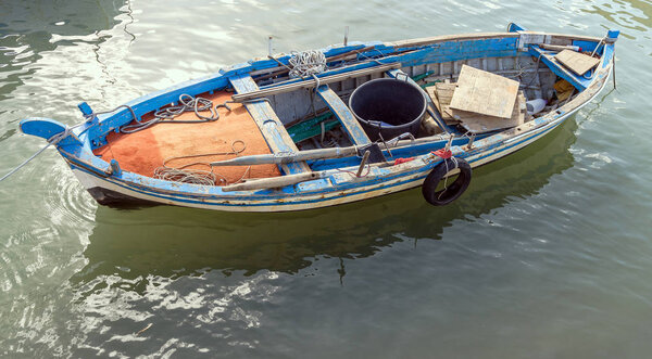 старая деревянная лодка