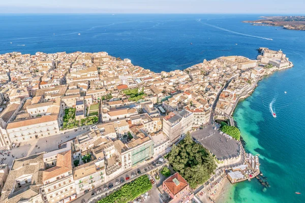 Syracuse Sicilya, Ortigia 'daki büyük meydan ve kaynak Arethusa..