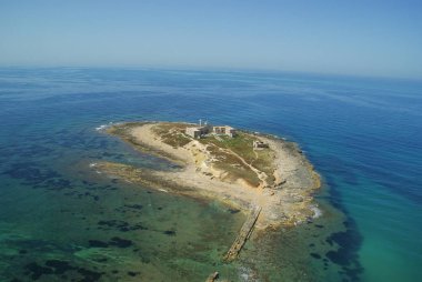 Eski deniz feneri ile Sicilya adasının havadan görünümü