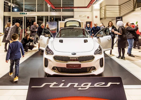 Syracuse Sicilya, İtalya - 22 Şubat 2018: Yeni 2018 Kia Stinger arabası 