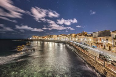 Siraküza Sicilya. Ortigia 'nın kıyı şeridi gece aydınlandı.