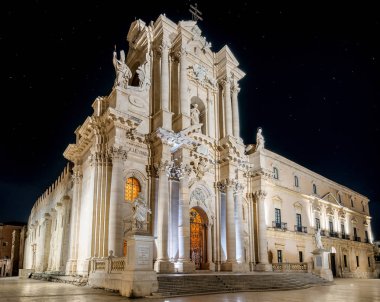 Syracuse Sicilya, katedral, gece ve yıldızlar
