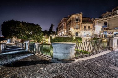 Syracuse Sicilya. Kaynak Aretusa gece.