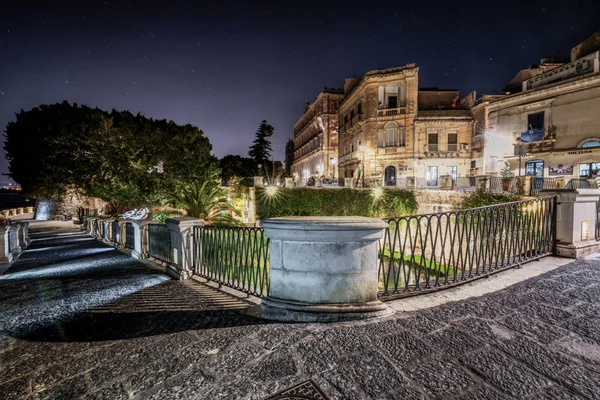 Siracusa Sicilia. Fuente Aretusa en la noche . — Foto de Stock