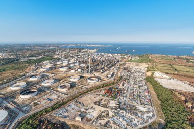 Syracuse Sicilya 'daki sanayi bölgesi, hava manzaralı.